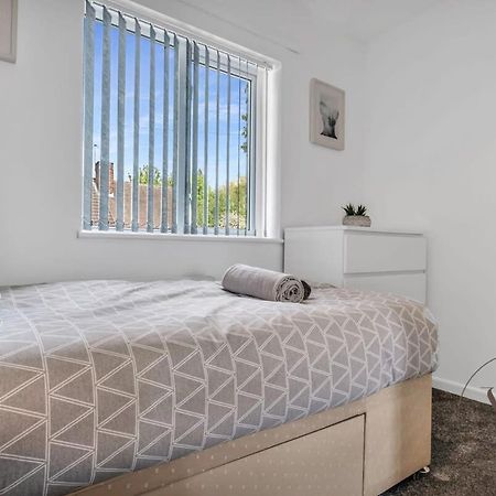 Stylish 3Br Home - Beautiful Garden - Parking West Bromwich Exterior foto