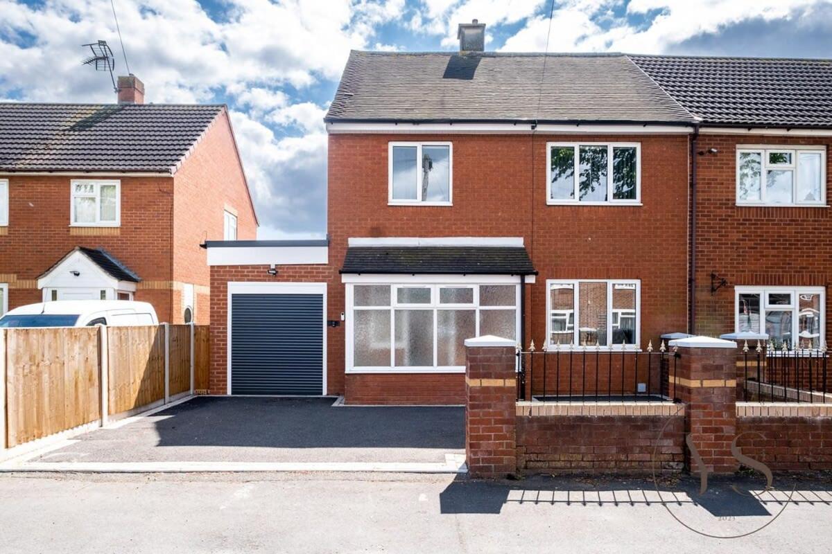 Stylish 3Br Home - Beautiful Garden - Parking West Bromwich Exterior foto